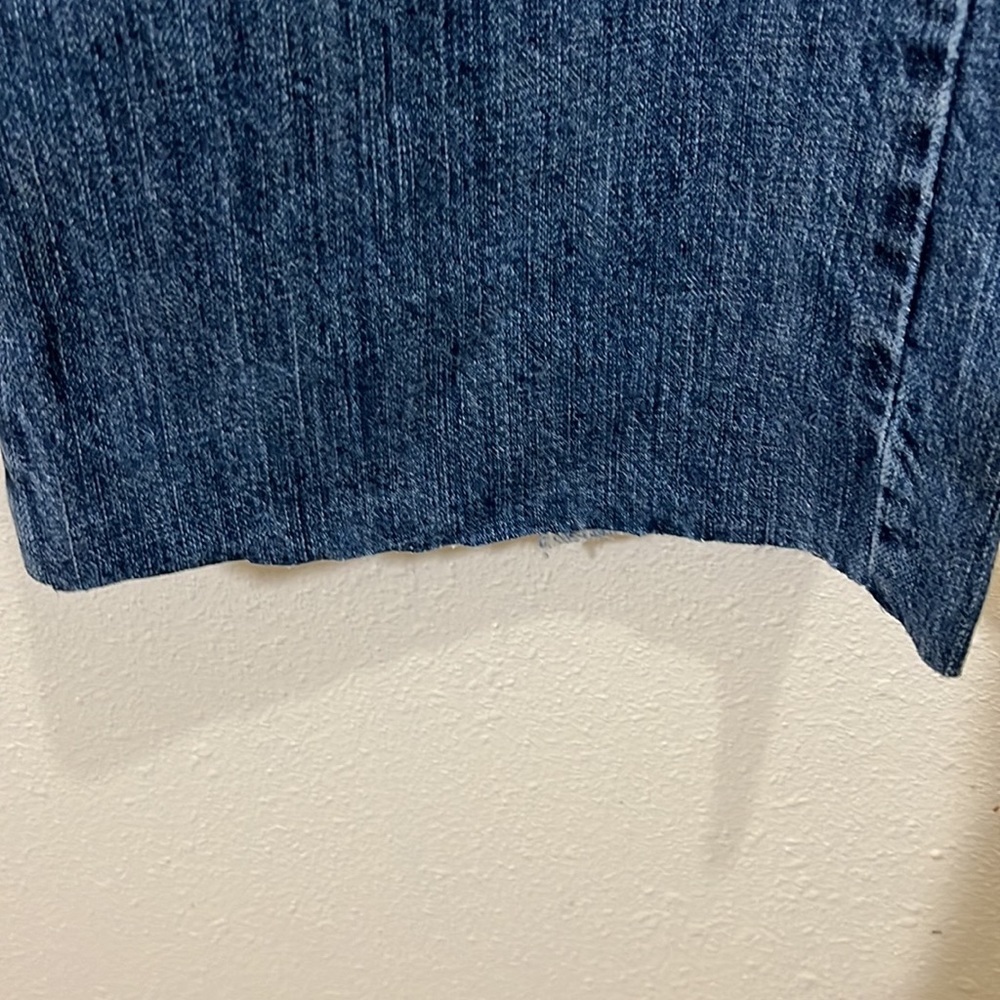 Cinch men’s relaxed fit denim blue jeans. Size waist measures 21 inches. - Picture 3 of 6